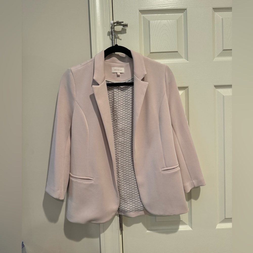 Skies are blue. Medium blazer, never worn! Fantastic cut.